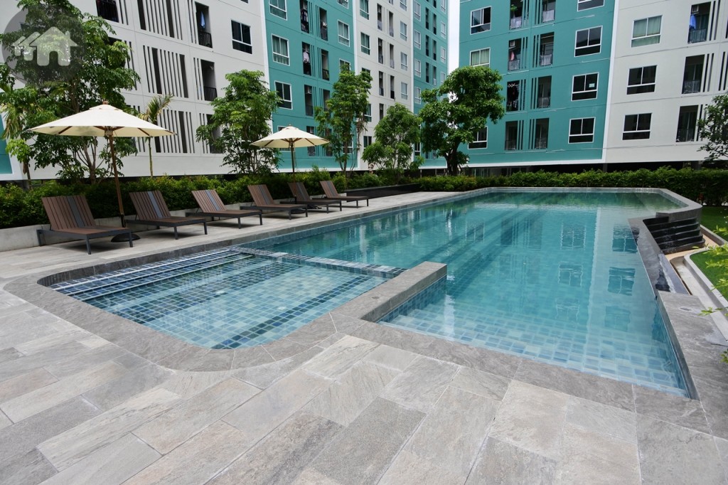 สระว่ายน้ำ กว้าง 8 เมตร ยาว 20 เมตร ลึก 1.20 เมตร พร้อมสระเด็ก อยู่ระหว่างอาคาร F, I , J