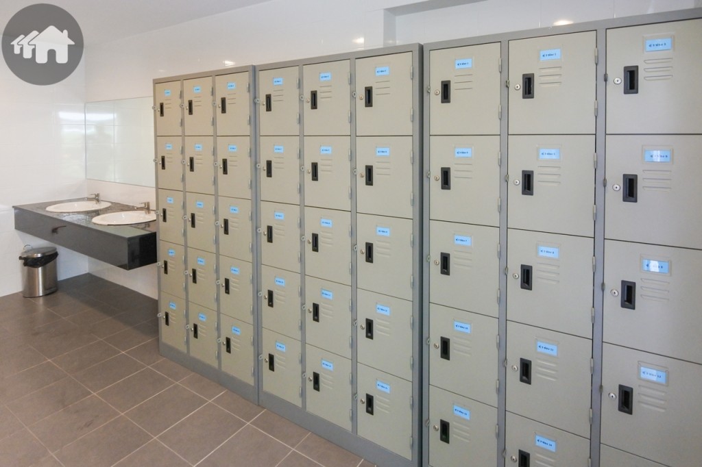 มีห้องน้ำ ห้องอาบน้ำ และล็อกเกอร์ให้บริการบริเวณสระว่ายน้ำ