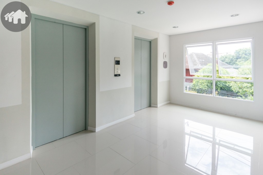 โถงลิฟท์ขนาดใหญ่ มีลิฟท์บริการอาคารละ 2 ตัว