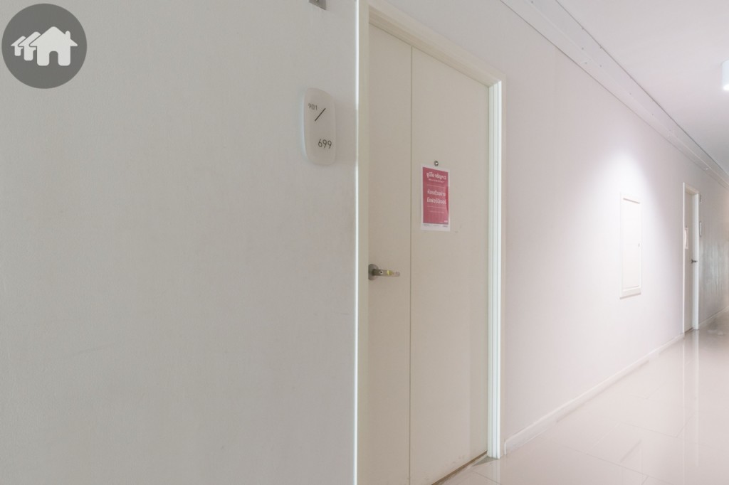 ประตูหน้าห้อง เป็นประตูบานสำเร็จ ลูกบิดประตูเป็นแบบคันโยก โถงทางเดินกว้างประมาณ 1.50 เมตร