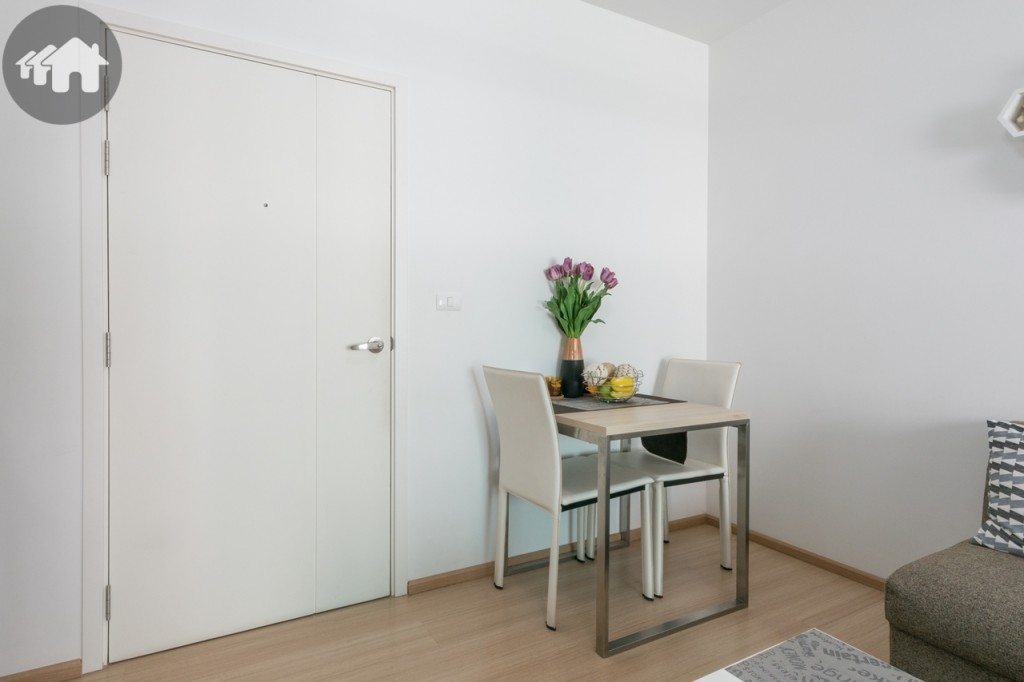 ด้านข้างเป็นโต๊ะรับประทานอาหารที่ทางโครงการแถมมาให้กับห้อง พร้อมเก้าอี้ 2 ตัว ระยะห่างจากโซฟาประมาณ 1.30 เมตร