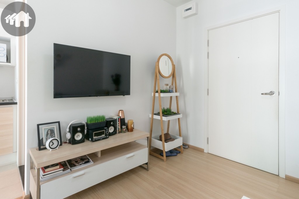 ตรงข้ามเป็นชั้นวางโทรทัศน์ที่ทางโครงการแถมมาให้กับห้อง ด้านข้างเป็นมุมของตกแต่งหรือชั้นวางรองเท้า