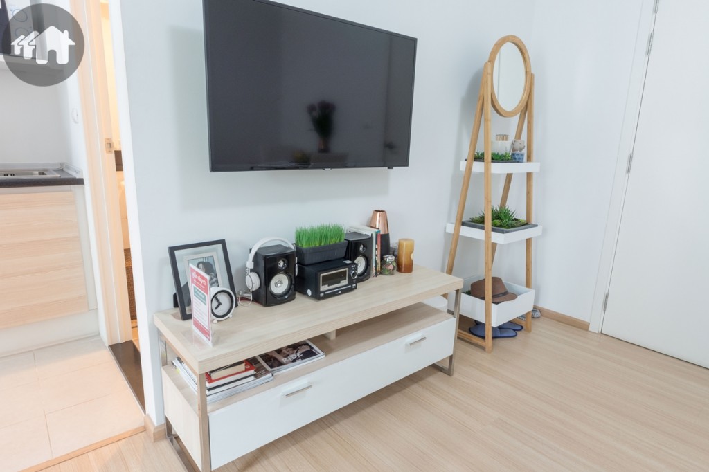 ด้านล่างชั้นวางโทรทัศน์เป็นลิ้นชักเก็บของ