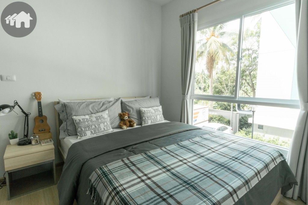 ห้องนอนมาพร้อมเตียงขนาด 5 ฟุต ด้านข้างติดกระจกบานเลื่อนแบบสลับ และกระจกบานฟิกซ์ ห่างจากข้างเตียงประมาณ 30 เซนติเมตร