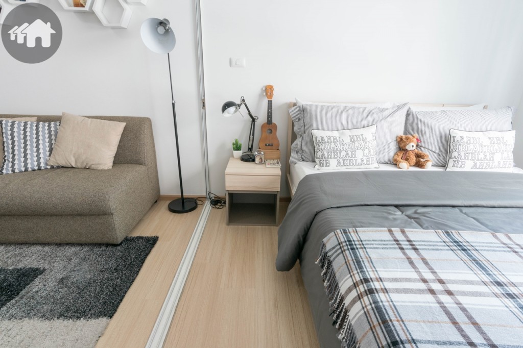 ข้างเตียงอีกด้านวางโต๊ะข้างเตียง ห่างจากประตูบานเลื่อนประมาณ 60 เซนติเมตร