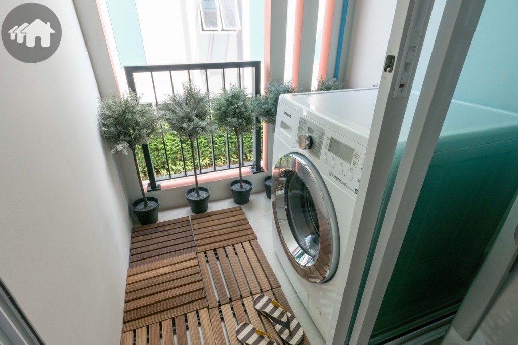 ระเบียงกว้างประมาณ 1.35 เมตร ยาวประมาณ 1.50 เมตร รั้วสูงประมาณ 90 เซนติเมตร พื้นปูกระเบื้องขนาด 12x12 นิ้ว วางเครื่องซักผ้าได้ โดยติดตั้งปลั๊กพร้อมที่ครอบกันน้ำ ก๊อกน้ำ และท่อระบายน้ำให้เรียบร้อย