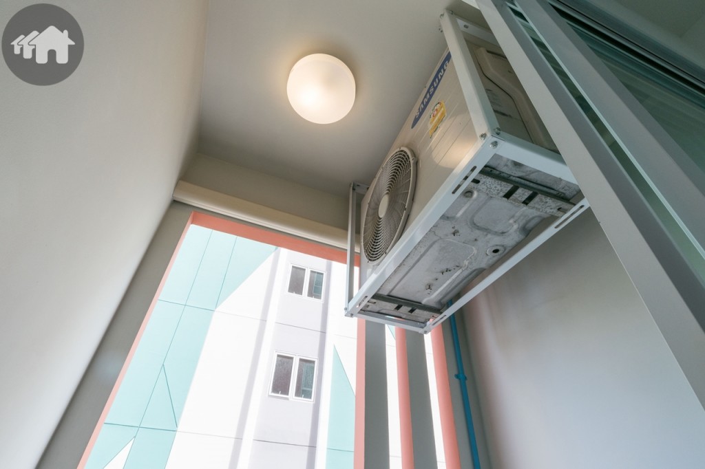 ด้านบนติดตั้งโคมไฟแบบกลม และคอมเพรสเซอร์เครื่องปรับอากาศ สูงจากพื้นประมาณ 1.85 เมตร