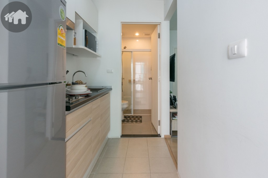 ติดกับห้องครัวเป็นห้องน้ำ พื้นประตูยกสูงประมาณ 2 เซนติเมตร