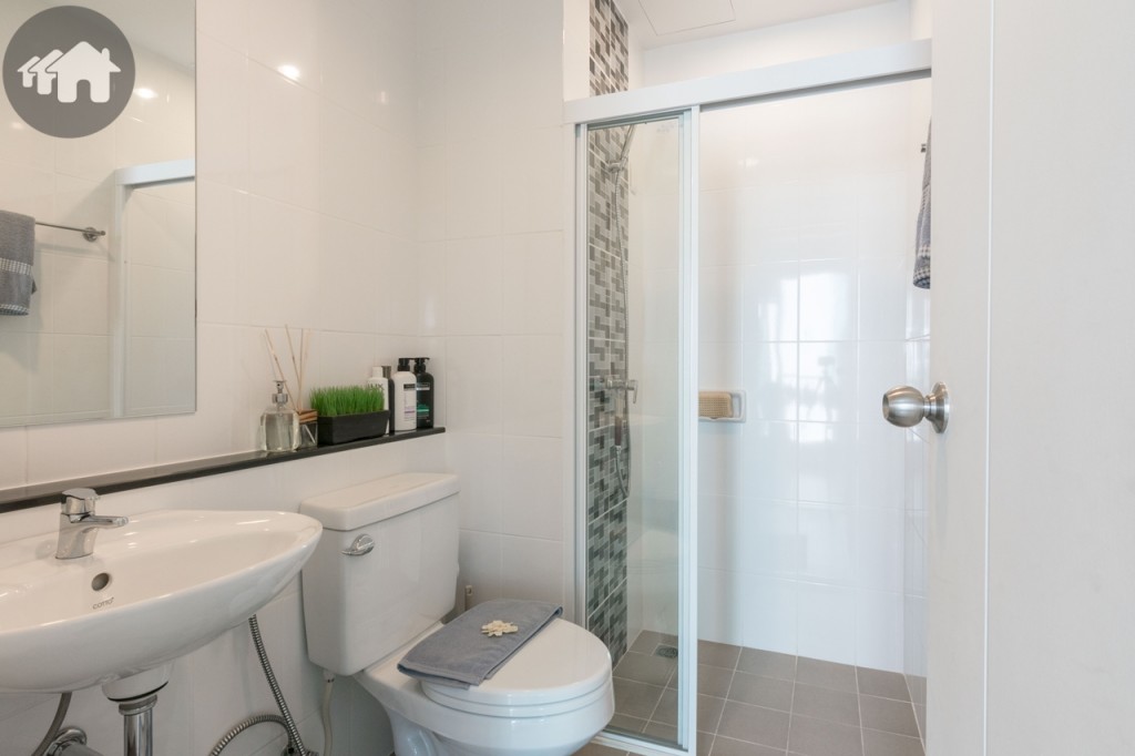 ห้องน้ำอุปกรณ์ครบครัน พื้นปูกระเบื้องเซรามิก ขนาด 8x8 นิ้ว ผนังปูกระเบื้องเซรามิก ขนาด 8x12 นิ้ว จรดฝ้าเพดาน โคมไฟแบบ Downlight