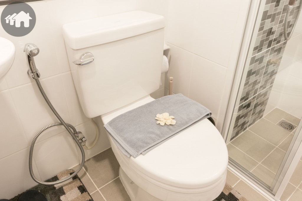 โถสุขภัณฑ์ของ Cotto พร้อมสายฉีดชำระ และที่ใส่กระดาษชำระ