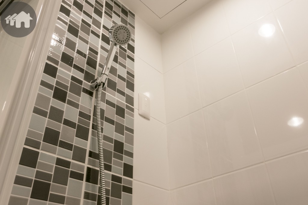 ฝักบัวของ Prema พร้อมชั้นวางอุปกรณ์อาบน้ำ