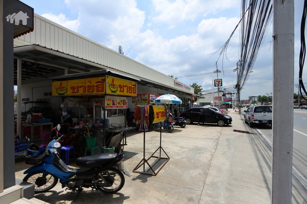 ร้าน 7-Eleven ห่างจากโครงการประมาณ 100 เมตร