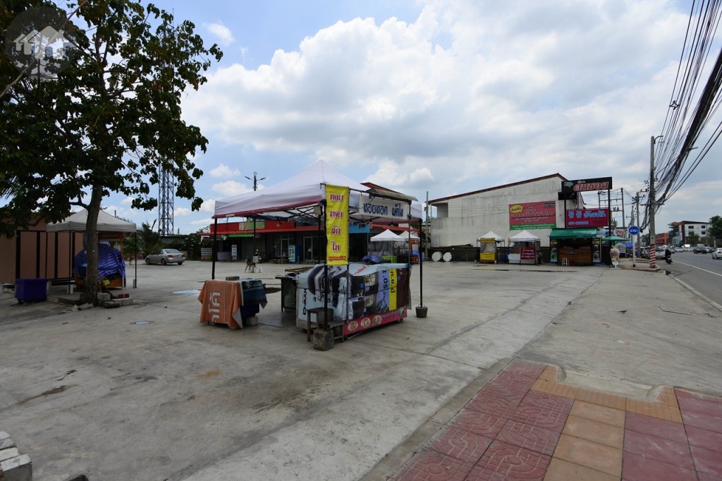 ตลาดโต้รุ่ง ที่มีอาหารให้เลือกมากมาย ห่างจากโครงการประมาณ 50 เมตร (เปิดให้บริการช่วงเย็น)