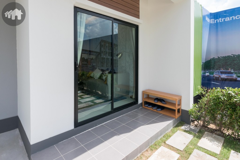 ประตูหน้าบ้านเป็นประตูกระจกบานเลื่อนแบบสลับ บานใหญ่ เพิ่มมุมมองที่กว้างขวาง โปร่งโล่ง และสบายตา