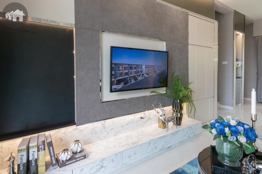 อีกด้านติดตั้งโทรทัศน์แบบแขวนผนัง หรือจะทำเป็นชั้นวางโทรทัศน์ก็ได้