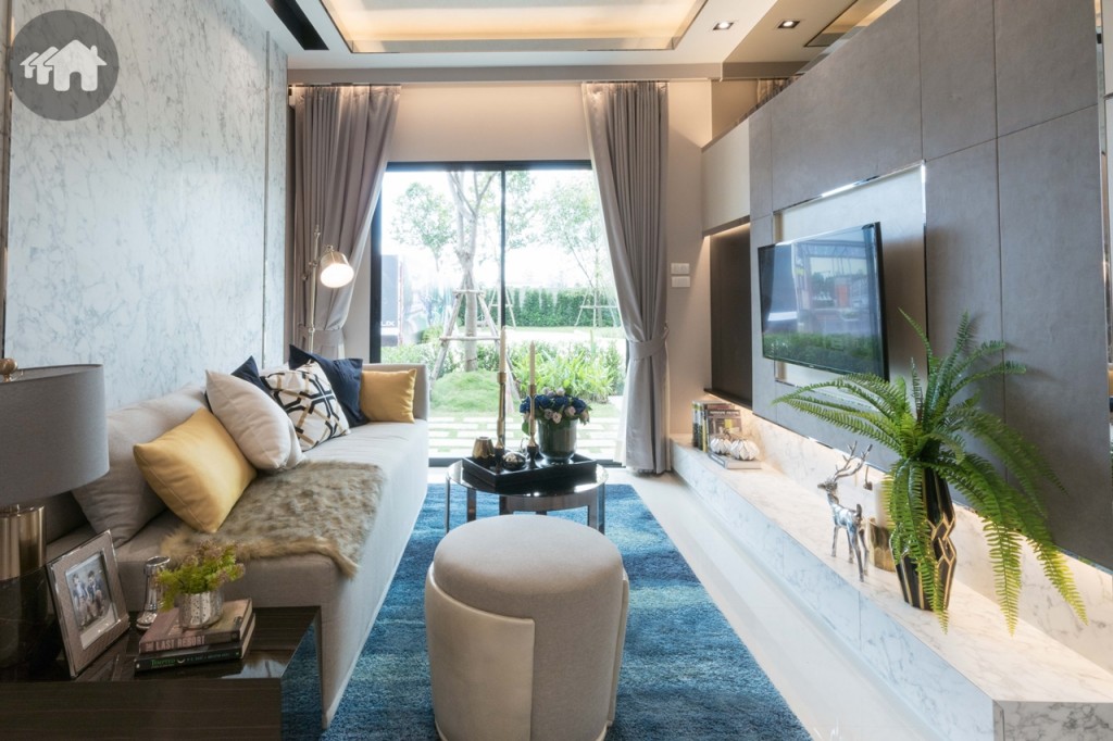 ห้องนั่งเล่นอีกมุมหนึ่ง ขนาดกว้างขวาง ระยะห่างจากโทรทัศน์ถึงโซฟาประมาณ 1.60 เมตร เดินเข้า-ออก สะดวก