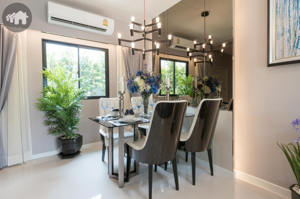 ถัดมาเป็นห้องรับประทานอาหาร นั่งรับประทานอาหารพร้อมชมวิวหลังบ้านด้วยหน้าต่างบานเลื่อนแบบสลับ บานใหญ่