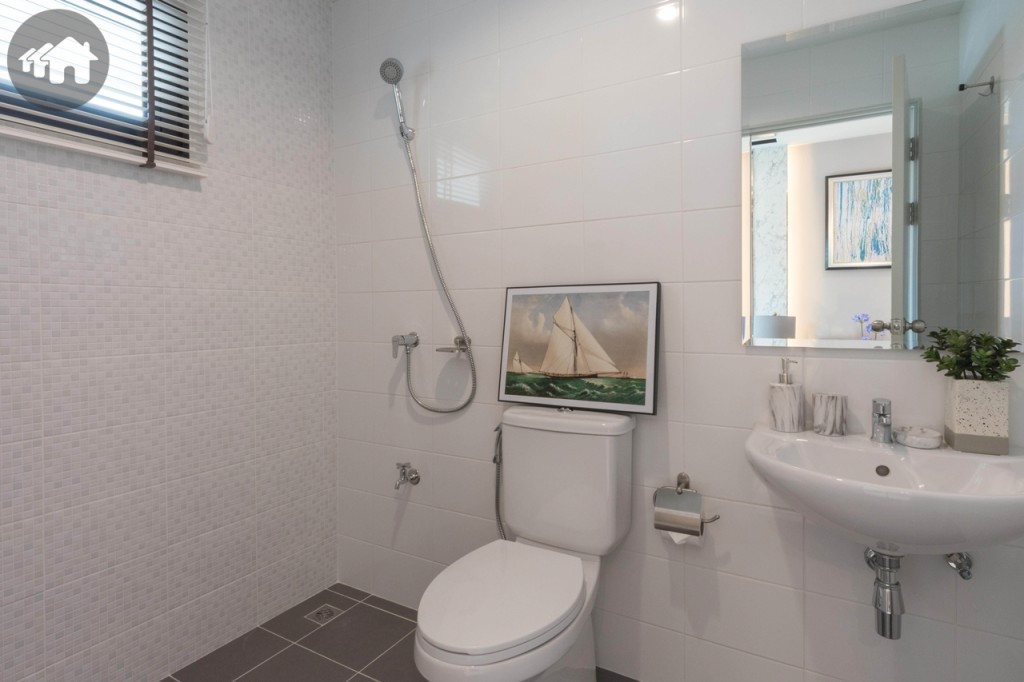 ใกล้กับห้องนั่งเล่นจะเป็นห้องน้ำขนาดกว้างขวาง พร้อมอุปกรณ์ครบครัน พื้นปูกระเบื้อง ขนาด 30x30 เซนติเมตร ส่วนผนังปูกระเบื้อง ขนาด 20x30 เซนติเมตร