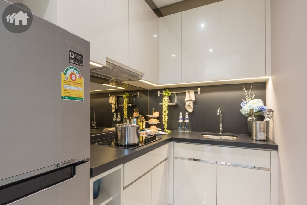 ใกล้กับห้องรับประทานอาหารเป็นห้องครัว พื้นที่ทางเดินกว้างประมาณ 1 เมตร เดินเข้า-ออกสะดวก มีประตูเชื่อมต่อกับพื้นที่ซักล้างหลังบ้าน