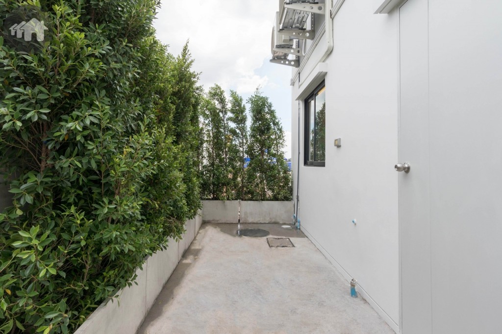 พื้นที่ซักล้างหลังบ้าน กว้างประมาณ 2.50 เมตร ติดตั้งท่อระบายน้ำ และก๊อกน้ำให้เรียบร้อย ด้านบนเป็นที่ติดตั้งคอมเพรสเซอร์เครื่องปรับอากาศ