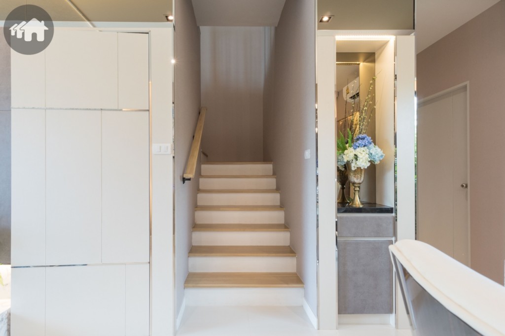 มาดูชั้นที่ 2 กันบ้าง บันไดกว้างประมาณ 1 เมตร ตัวราวเป็นเหล็ก ลูกนอนเป็นไม้สำเร็จ