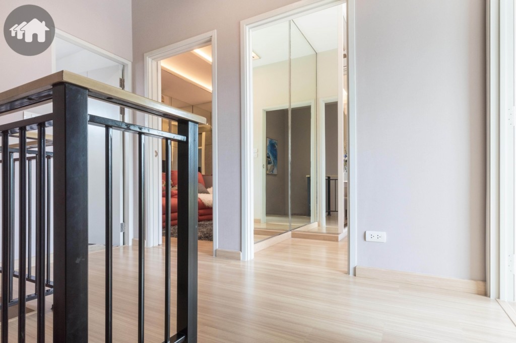 ขึ้นมาชั้นที่ 2 โถงบันไดกว้างขวาง พื้นปูลามิเนต หนา 8 มิลลิเมตร เดินนุ่มสบายเท้า และเก็บเสียง