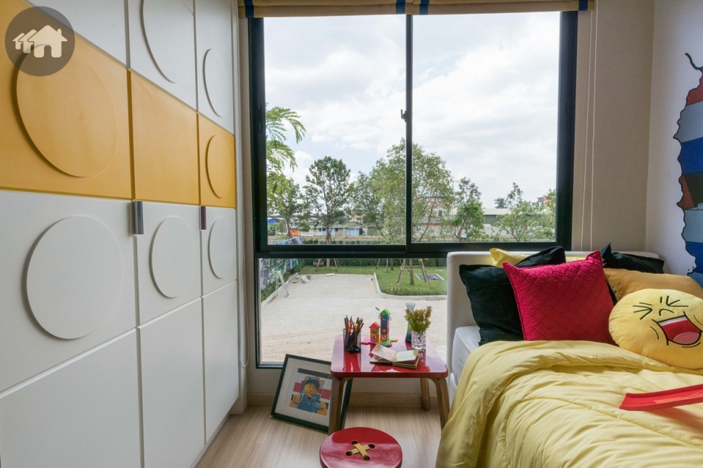 ด้านข้างเป็นตู้เสื้อผ้า หัวเตียงติดหน้าต่างกระจกบานเลื่อนแบบสลับ พร้อมกระจกบานฟิกซ์รับแสงจากด้านนอก ด้านข้างเป็นตู้เสื้อผ้า