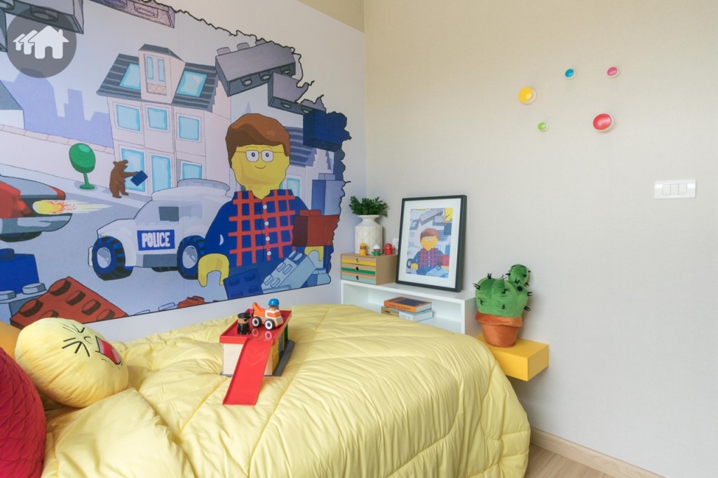 ปลายเตียงตกแต่งเป็นชั้นวางหนังสือ ห่างจากปลายเตียงประมาณ 30 เซนติเมตร