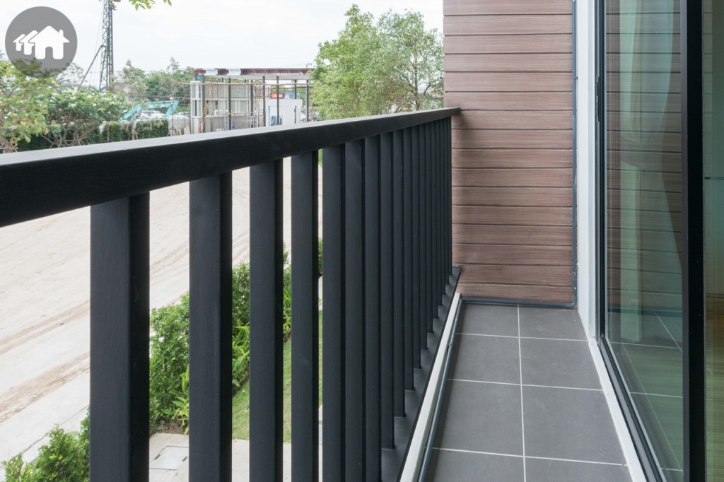 ระเบียงในห้องนอนใหญ่ ขนาดกว้างขวาง พื้นปูกระเบื้องขนาด 30x30 เซนติเมตร ราวกันตกสูงประมาณ 1 เมตร