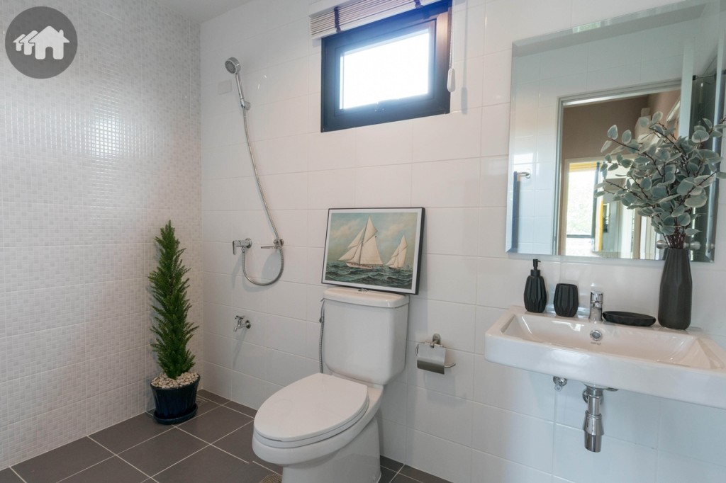 บนชั้นที่ 2 มีห้องน้ำอีก 1 ห้อง ขนาดกว้างขวาง อุปกรณ์ครบครันของ Cotto และ Prema