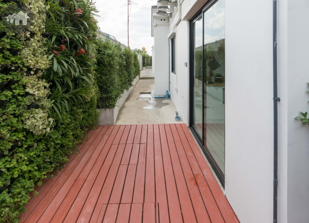 พื้นที่ซักล้างหลังบ้าน กว้างประมาณ 2.50 เมตร ติดตั้งท่อระบายน้ำ และก๊อกน้ำให้เรียบร้อย ด้านบนเป็นที่ติดตั้งคอมเพรสเซอร์เครื่องปรับอากาศ มีประตูกระจกบานเลื่อนแบบสลับ บานใหญ่ เชื่อมต่อกับห้องครัว และห้องรับประทานอาหาร