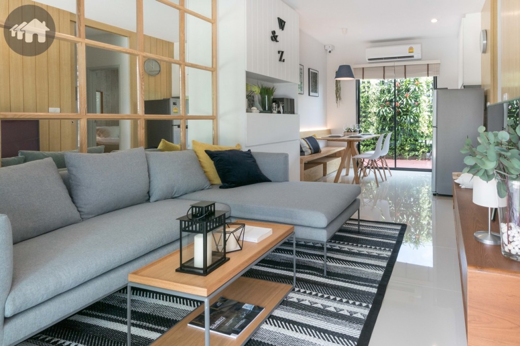 เข้ามาภายในบ้าน จะเป็นห้องนั่งเล่น เชื่อมต่อกับห้องรับประทานอาหาร โปร่งโล่ง ด้วยเพดานชั้นล่างสูง 2.6 เมตร ชั้นบน 2.8 เมตร พื้นปูด้วยกระเบื้องแกรนิตโต้แผ่นใหญ่