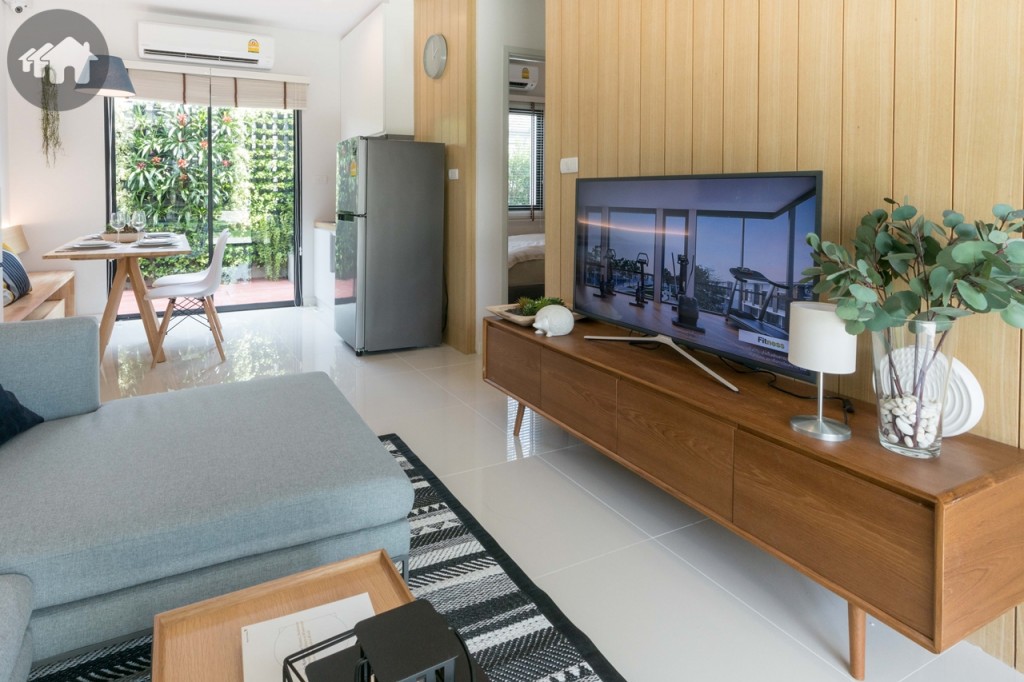 อีกด้านเป็นชั้นวางโทรทัศน์ ห่างจากโซฟาประมาณ 1.80 เมตร เดินเข้า-ออก สะดวก