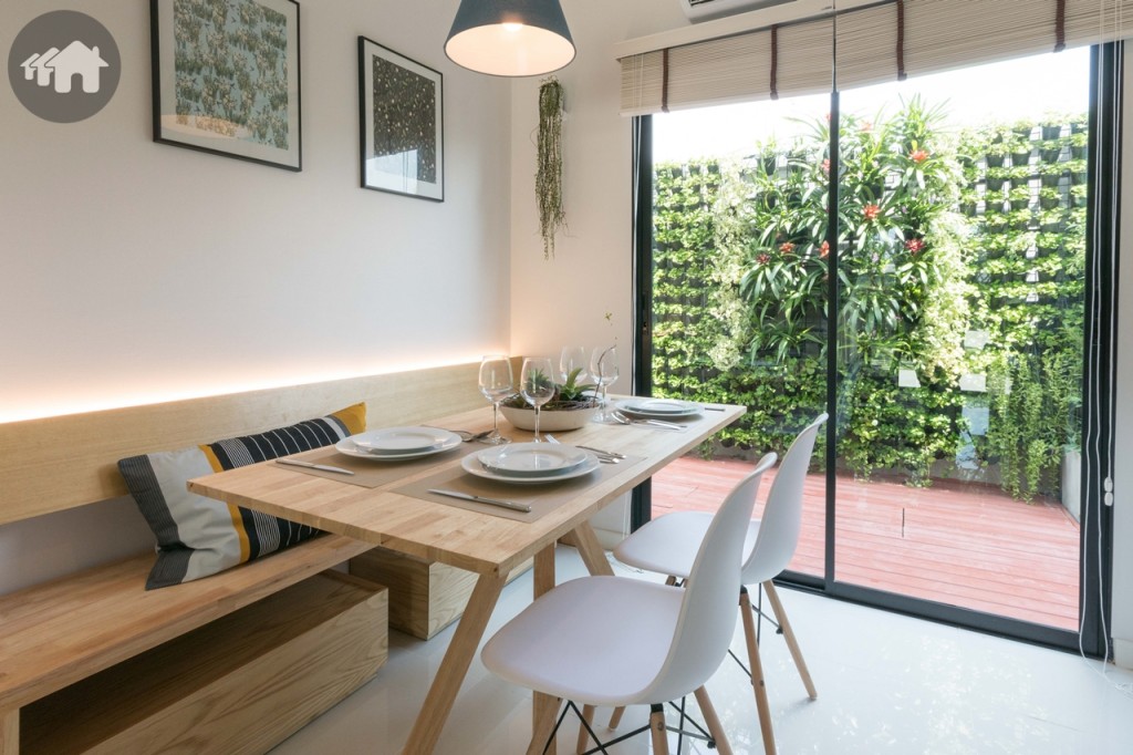 ถัดมาเป็นมุมรับประทานอาหาร รับวิวสวนหลังบ้าน