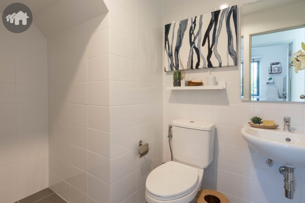 ห้องน้ำชั้นล่าง ขนาดกว้างขวาง พร้อมอุปกรณ์ครบครันของ Cotto และ Prema