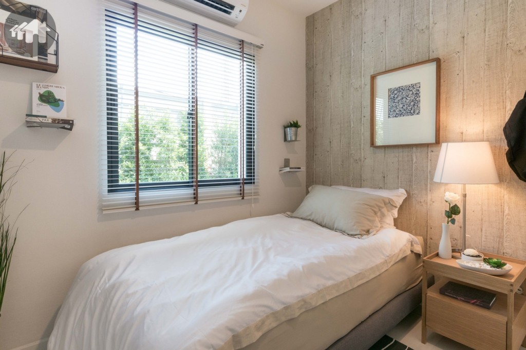 อีกหนึ่งห้องของชั้นล่างเป็นห้องเอนกประสงค์ ทางโครงการตกแต่งเป็นห้องนอนผู้สูงอายุ สามารถวางเตียงขนาด 3 ฟุตได้สบายๆ มีหน้าต่างกระจกบานเลื่อนแบบสลับ บานใหญ่ รับแสงธรรมชาติ และวิวหลังบ้าน