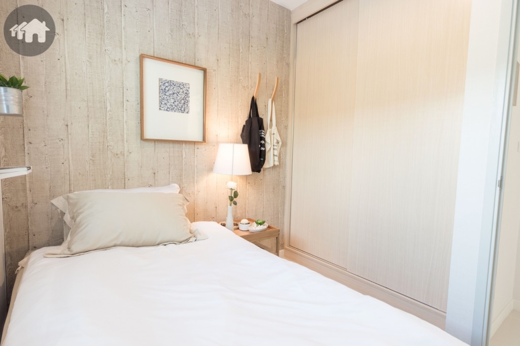 ข้างเตียงติดตั้งตู้เสื้อผ้า ห่างจากเตียงประมาณ 1 เมตร สามารถวางโต๊ะวางโคมไฟได้ เดินเข้า-ออกสะดวก