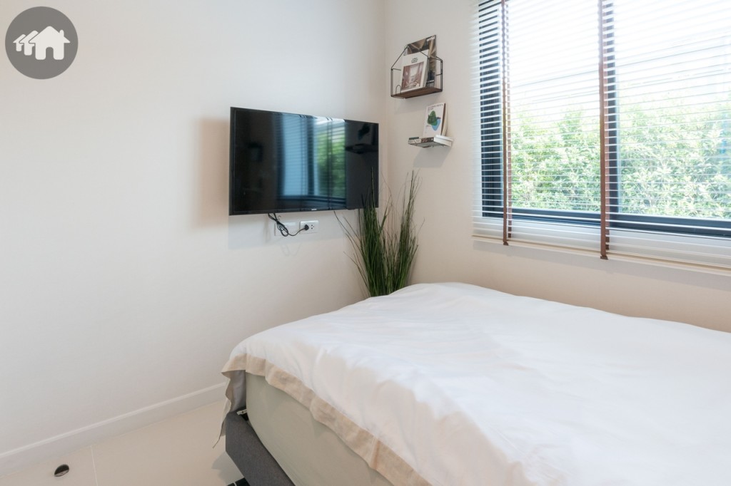 ปลายเตียงติดตั้งโทรทัศน์แบบแขวนผนัง ห่างจากผนังประมาณ 60 เซนติเมตร เดินเข้า-ออกสะดวก