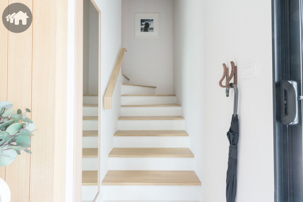 มาดูชั้นที่ 2 กันบ้าง บันไดกว้างประมาณ 1 เมตร ตัวราวเป็นเหล็ก ลูกนอนเป็นไม้สำเร็จ