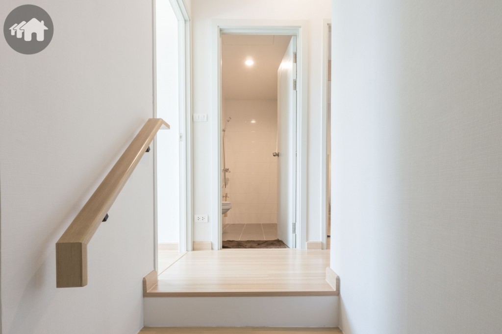 โถงบันไดชั้นที่ 2 พื้นปูลามิเนต หนา 8 มิลลิเมตร เดินนุ่มสบายเท้า และเก็บเสียง