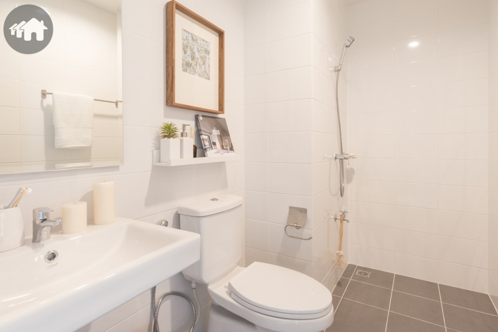 ห้องน้ำรวมบนชั้นที่ 2 ขนาดกว้างขวาง พร้อมอุปกรณ์ครบครันของ Cotto และ Prema