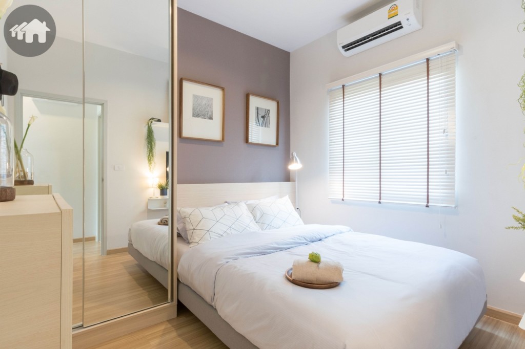 ห้องนอนแรกทางด้านขวา ขนาดกว้างขวาง วางเตียงขนาด 3-5 ฟุต ได้สบายๆ ข้างเตียงวางตู้เสื้อผ้าขนาดใหญ่ พร้อมชั้นวางของตกแต่ง ห่างจากเตียงประมาณ 1.10 เมตร 