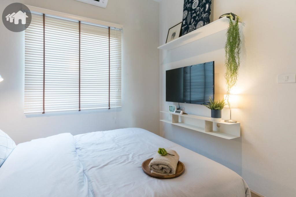 ปลายเตียงติดตั้งโทรทัศน์แบบแขวนผนัง ห่างจากปลายเตียงประมาณ 60 เซนติเมตร ข้างเตียงด้านหนึ่งติดกับหน้าต่างบานเลื่อนแบบสลับ บานใหญ่ รับแสงธรรมชาติ ห่างจากข้างเตียงประมาณ 30 เซนติเมตร