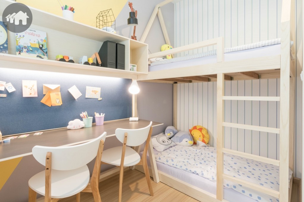 ห้องนอนอีกห้องตกแต่งเป็นห้องนอนเด็ก พร้อมโต๊ะเขียนหนังสือ