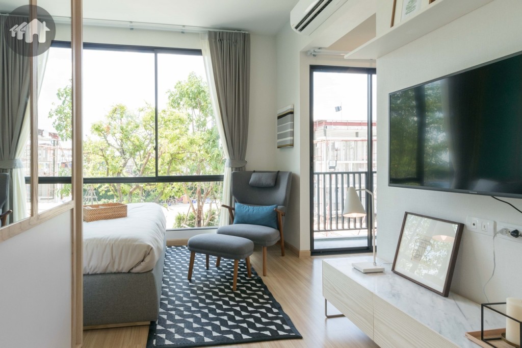 ห้องนอนทางด้านซ้ายเป็นห้องนอนใหญ่ ทางเข้าด้านหนึ่งเป็นชั้นวางโทรทัศน์ อีกด้านเป็นตู้เสื้อผ้า