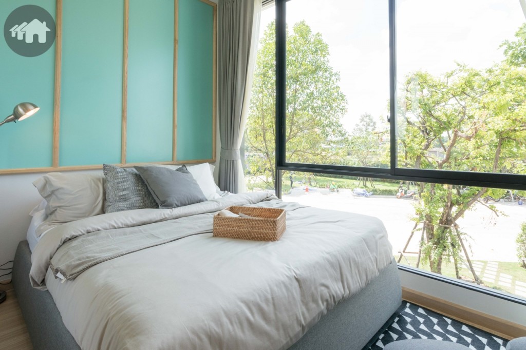 เตียงนอนขนาด King size พร้อมรับวิวและแสงธรรมชาติด้วยหน้าต่างกระจกบานเลื่อนแบบสลับ บานใหญ่ และกระจกบานฟิกซ์