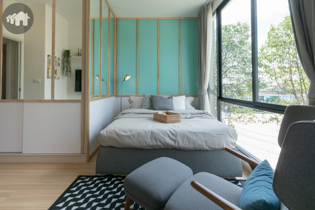 พื้นที่ข้างเตียงห่างจากผนังด้านละประมาณ 30 เซนติเมตร วางโต๊ะวางโคมไฟได้ ปลายเตียงตกแต่งเป็นพื้นที่นั่งพักผ่อน