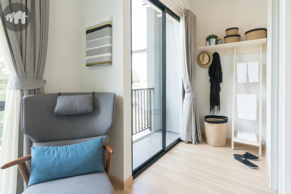 อีกด้านหนึ่งของห้องตกแต่งเป็น Walk-in closet ทางเดินกว้างประมาณ 1.30 เมตร