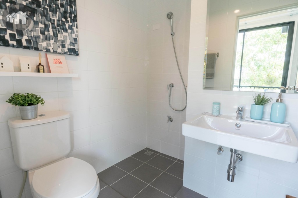 ตรงข้ามเป็นห้องน้ำขนาดกว้างขวาง พร้อมอุปกรณ์ครบครัน ของ Cotto และ Prema