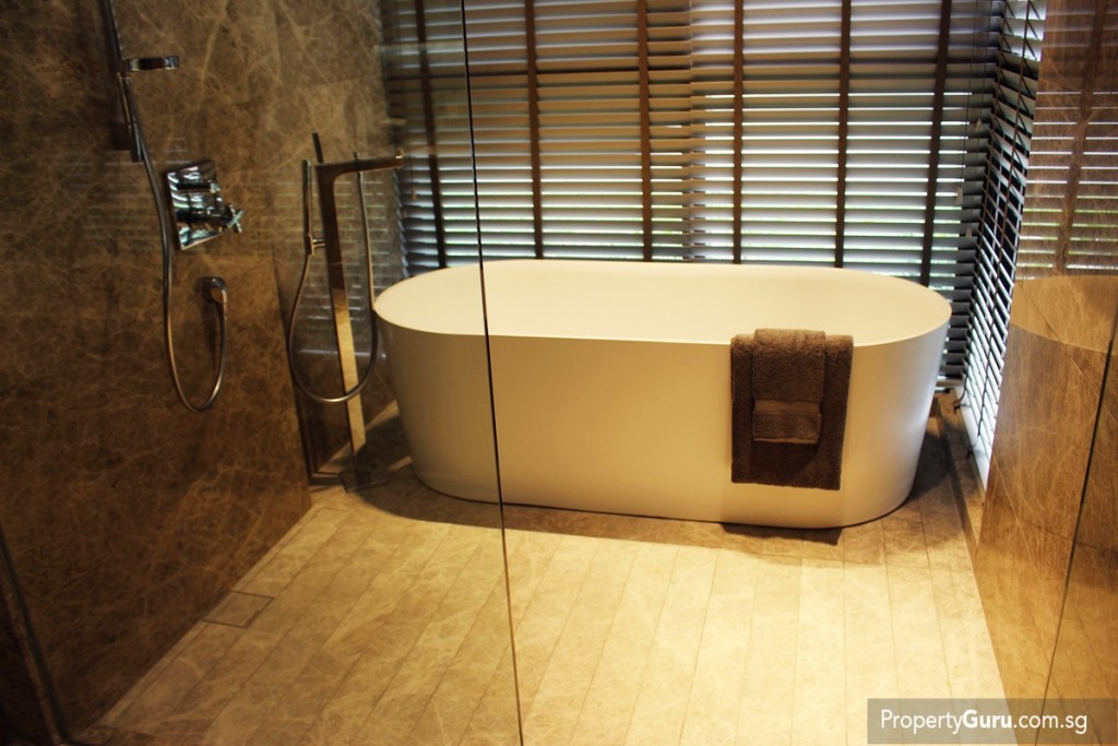 4BR premium master bathroom with bathtub